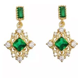 The Green Genesis Earring in gold